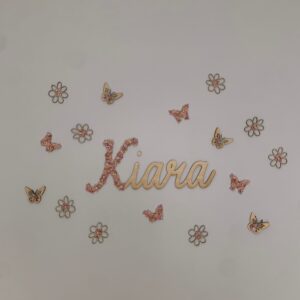 Petit nom en bois contreplaqué, sa majuscule fleurie et 14 décorations fleuries